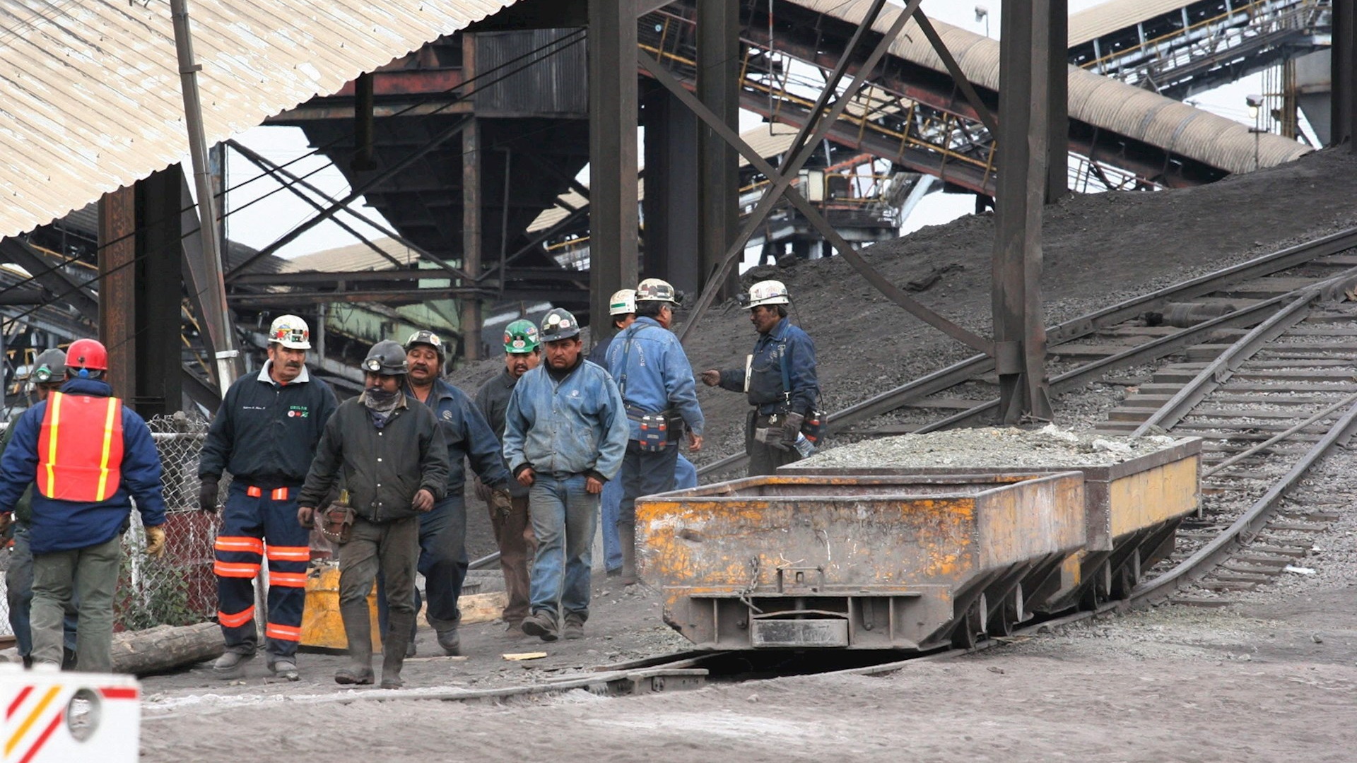 Hay esperanza de encontrar a mineros atrapados con vida, asegura gobernador de Coahuila