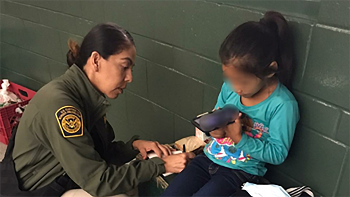 Abandonan a niña de 5 años en frontera de Estados Unidos con México