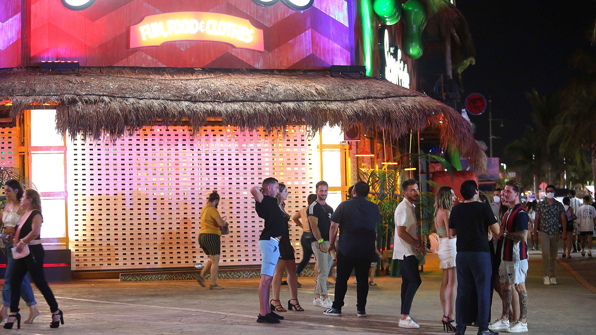 Caribe mexicano implementa restricciones tras alza de casos de COVID-19