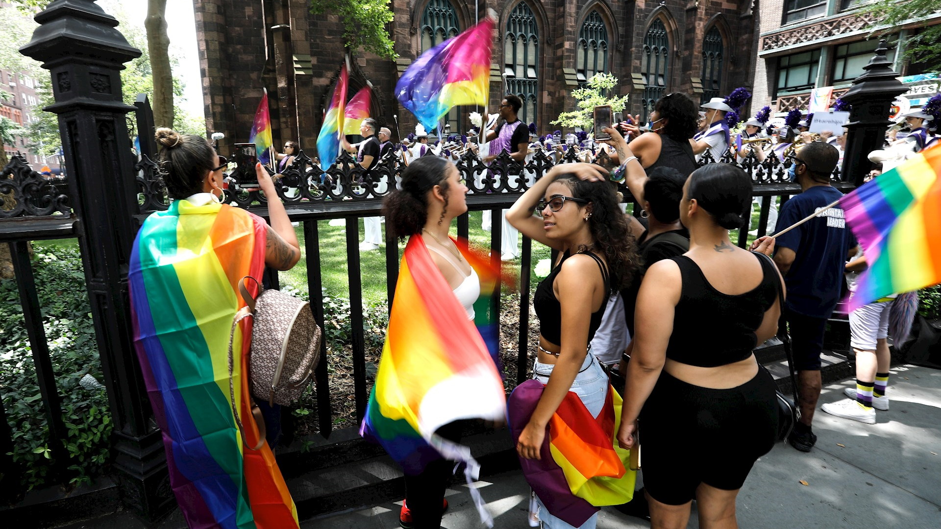 Nueva York celebra el orgullo LGBT virtual, pero miles salen a las calles