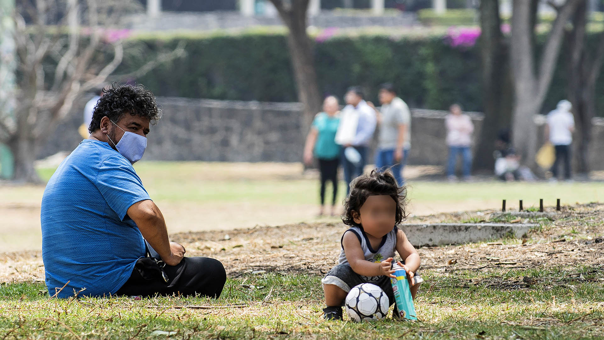 Jóvenes buscan distanciarse del ejemplo de sus padres para ser buen papá - padre-cuidando-de-su-hija