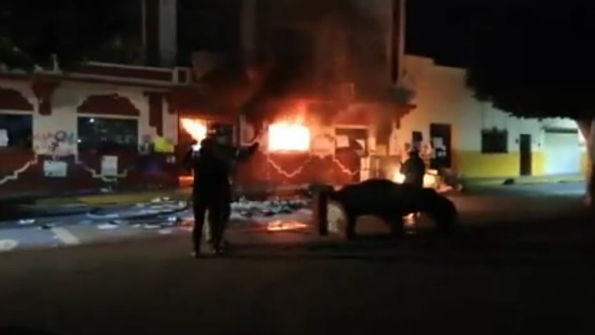 #Video Manifestantes prenden fuego al Palacio Municipal de Progreso de Obregón, Hidalgo