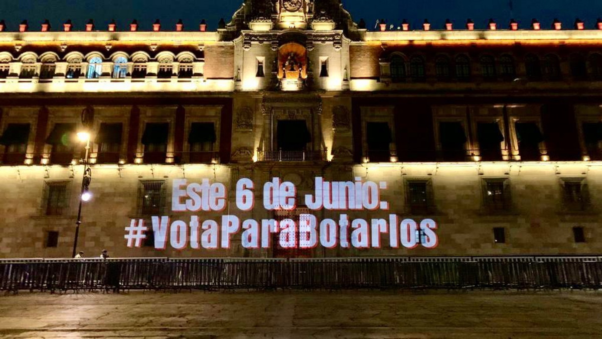 #VotaParaBotarlos Proyectan mensaje en Palacio Nacional de cara a elecciones