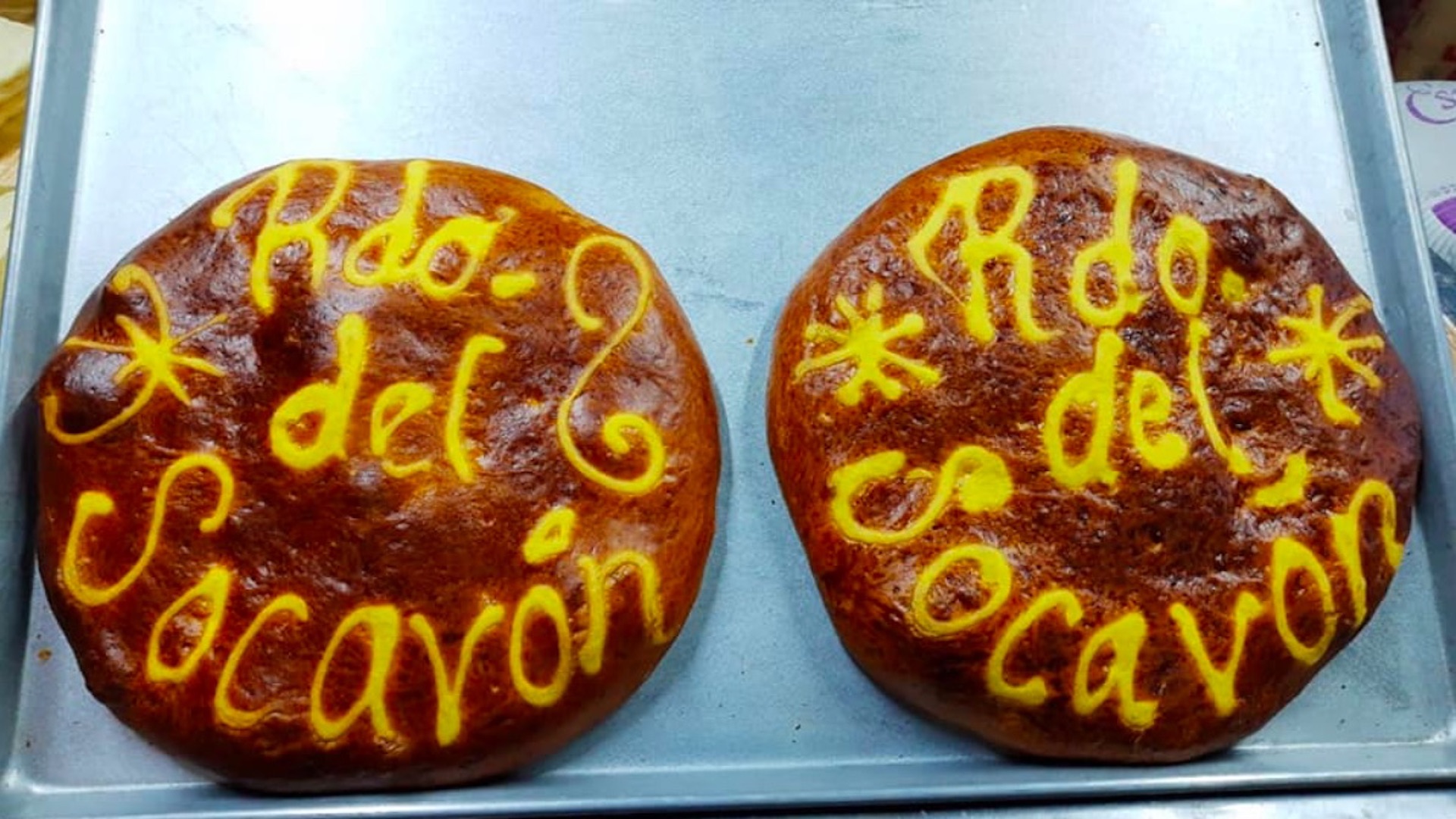 #Video Venden pan alusivo al socavón de Puebla