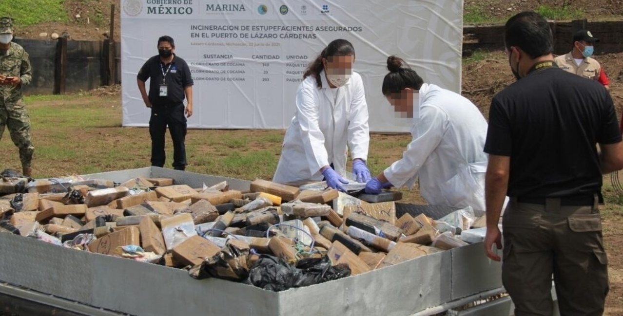 Incineran más de media tonelada de cocaína asegurada en Michoacán - quema-cocaina-fgr-marina-mexico-4