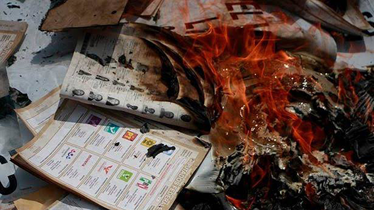 Roban y queman boletas electorales en Oaxaca; hay 13 detenidos