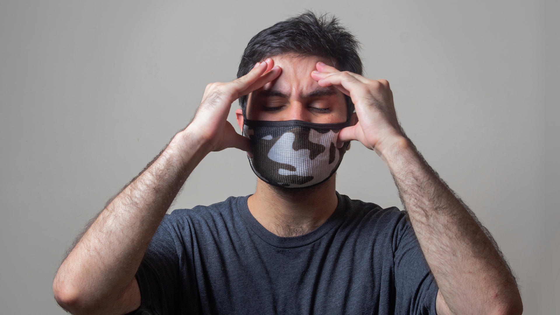 Recuperados de COVID-19 tienen más riesgos de salud mental - representacion-de-hombre-enfermo-de-covid-19-con-dolor-de-cabeza