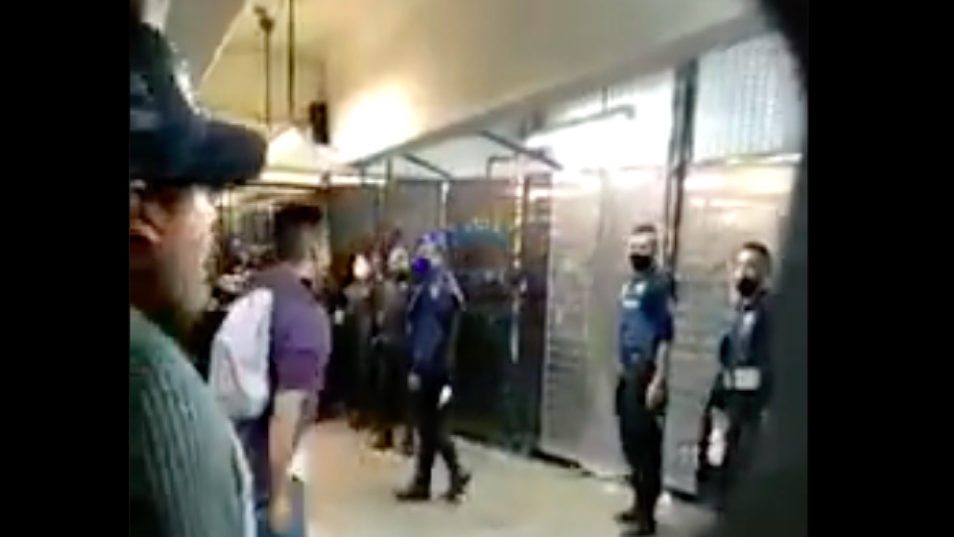 #Video Riña entre usuarios y policías en estación Pantitlán del Metro
