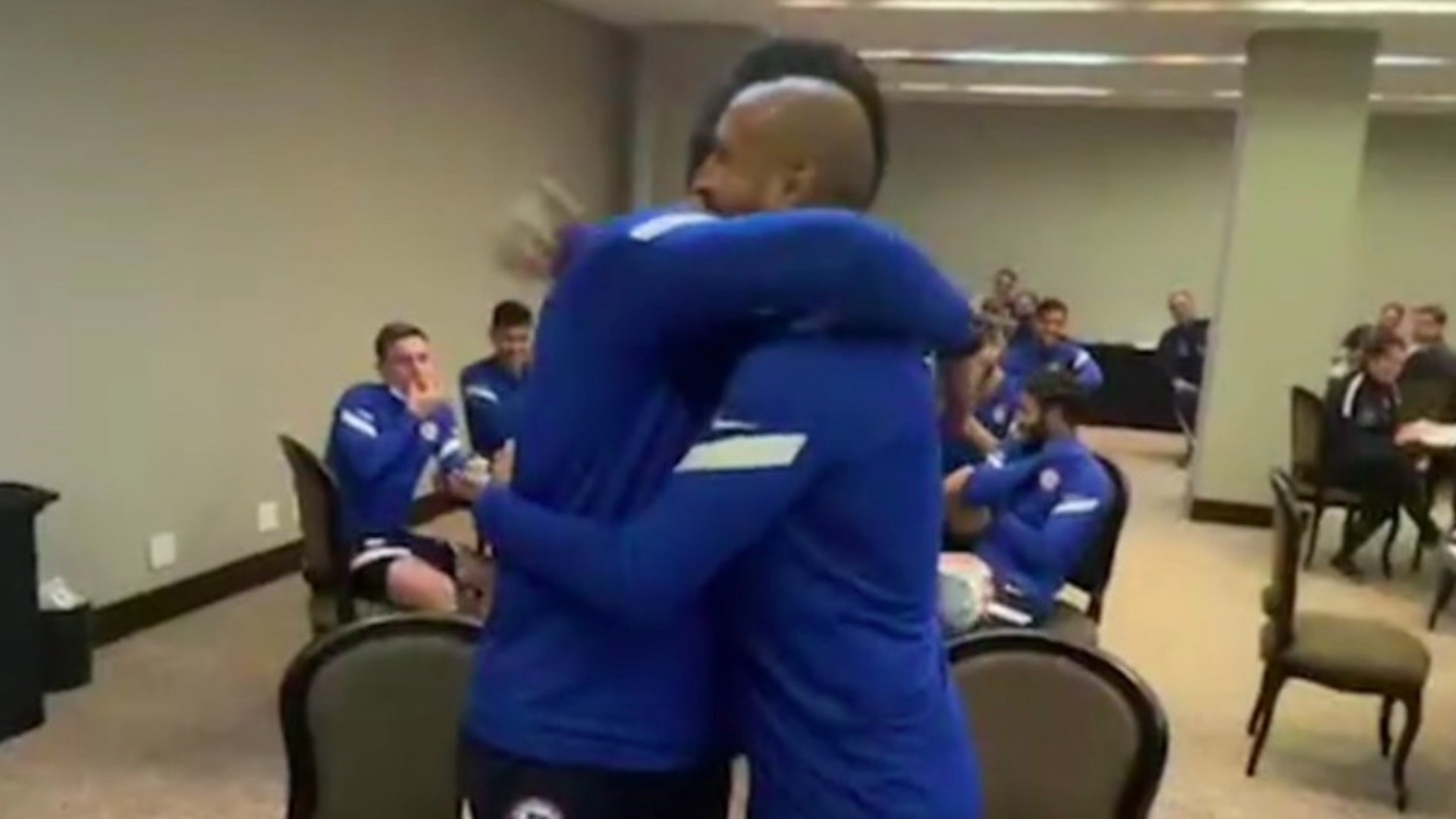 Claudio Bravo y Arturo Vidal cierran diferencias con un abrazo