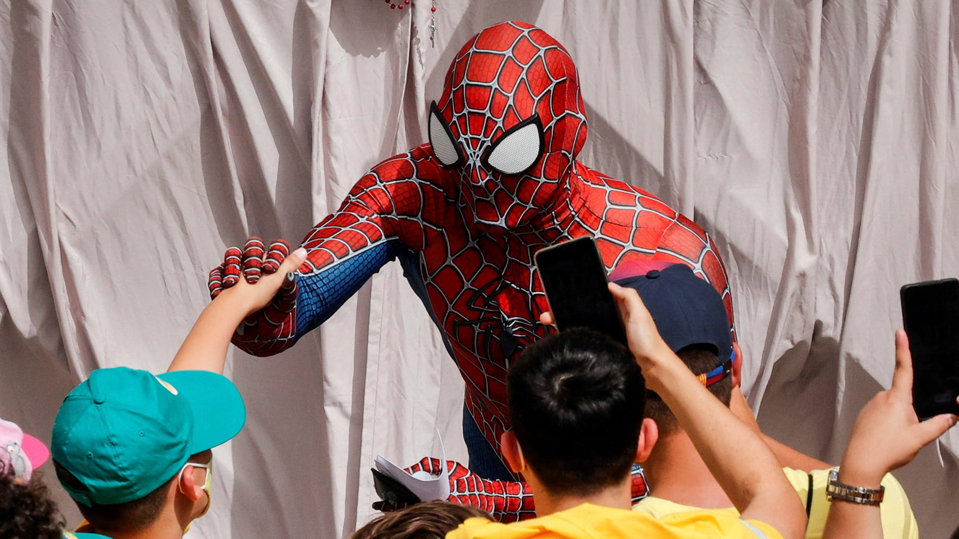 'Spiderman' visita al papa Francisco y le regala una máscara - spiderman-en-audiencia-general-del-papa-francisco