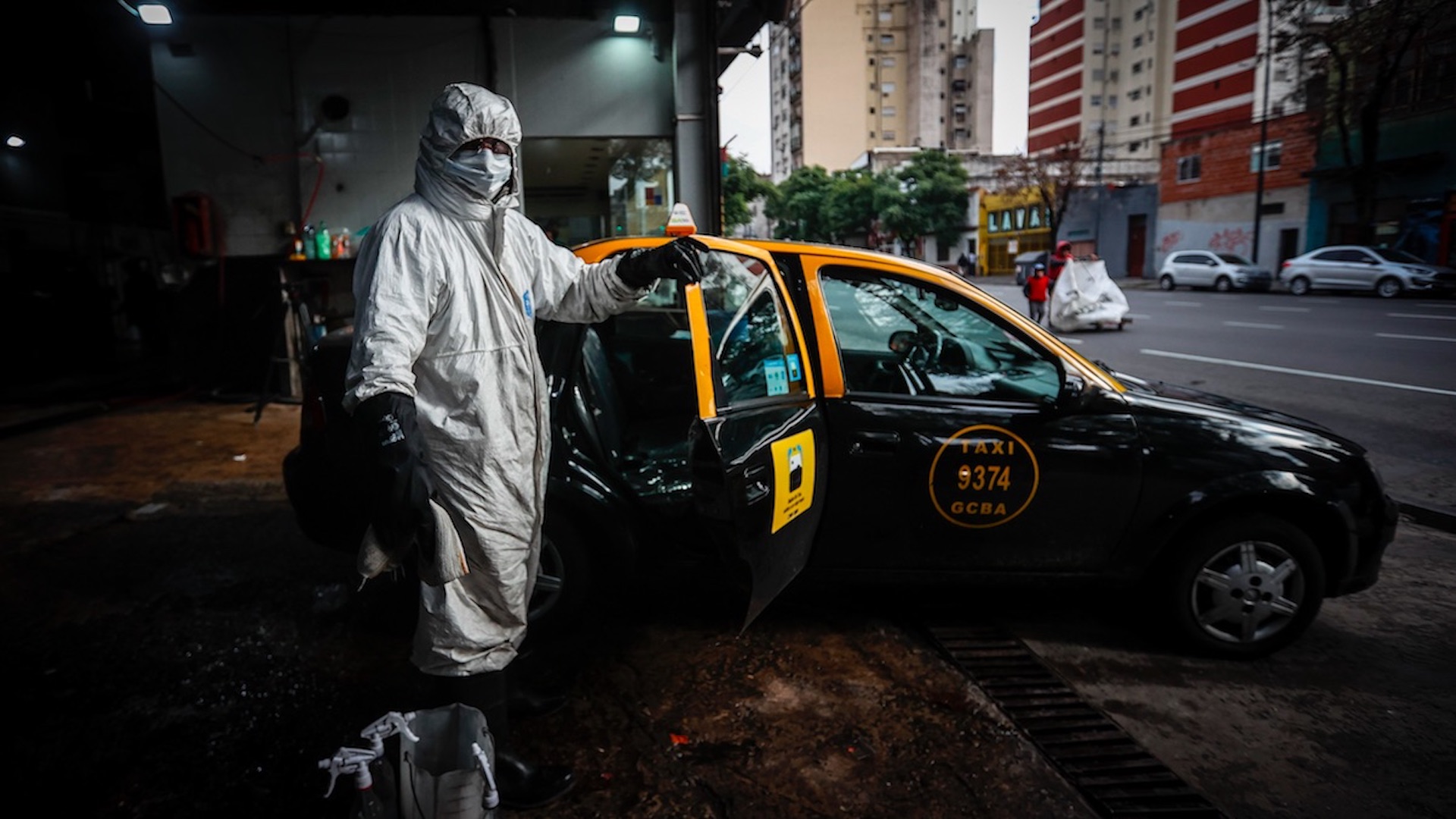 Taxis de Buenos Aires se visten de ambulancias contra el COVID-19