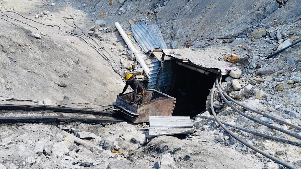 Continúan tres mineros atrapados en Múzquiz, Coahuila