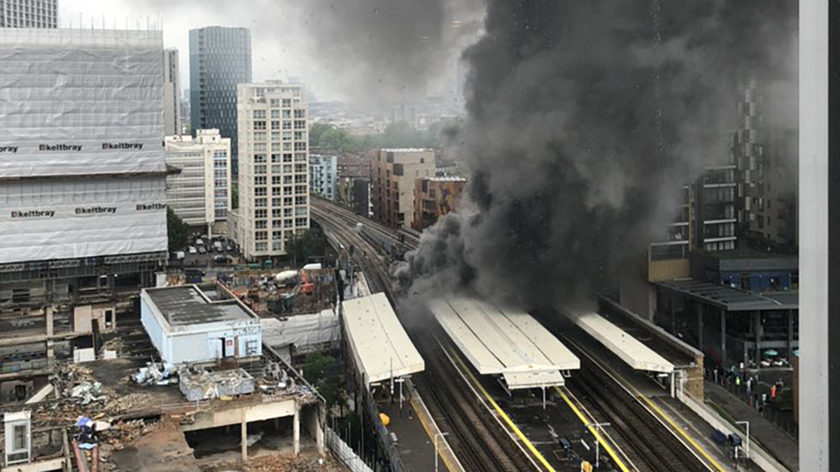 #Video Incendio en estación de tren de Londres calcina autos y negocios