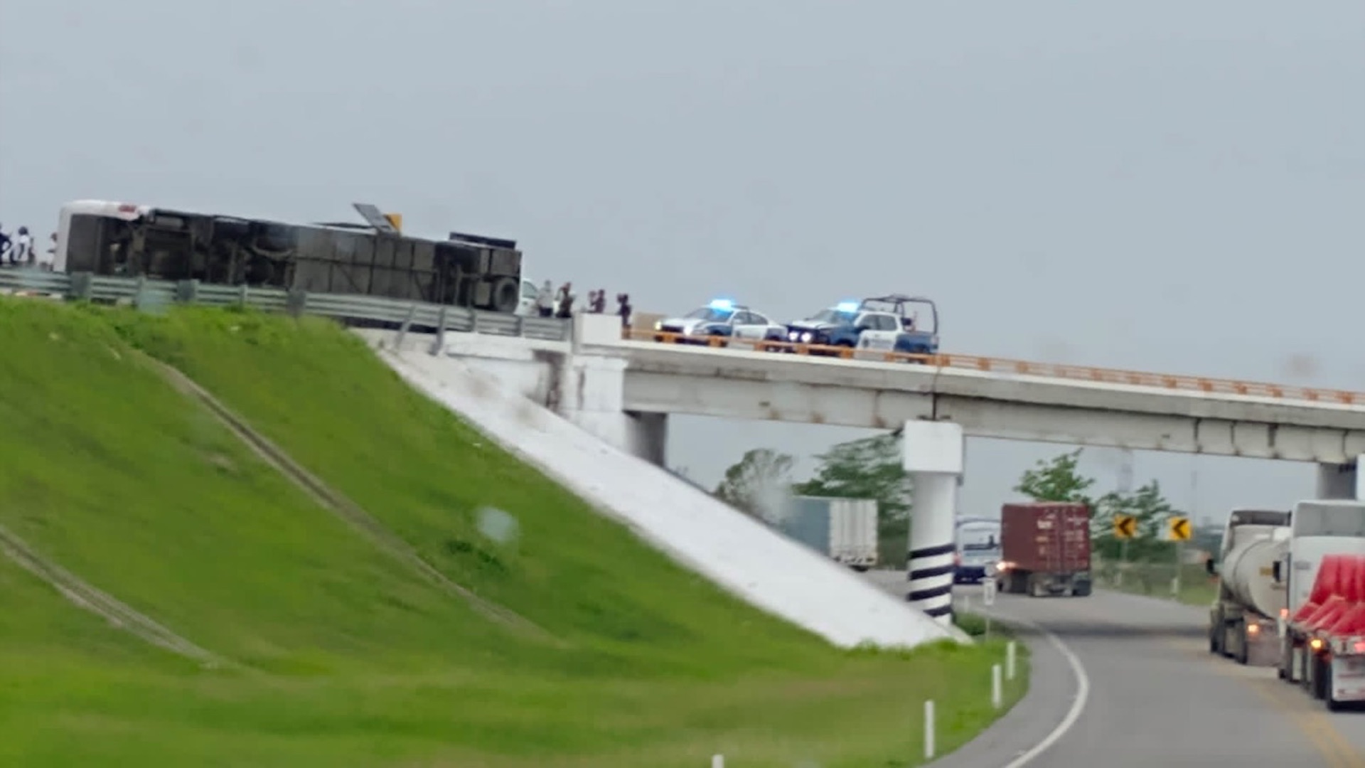 Volcadura de autobús con migrantes deja al menos 20 lesionados en Tamaulipas