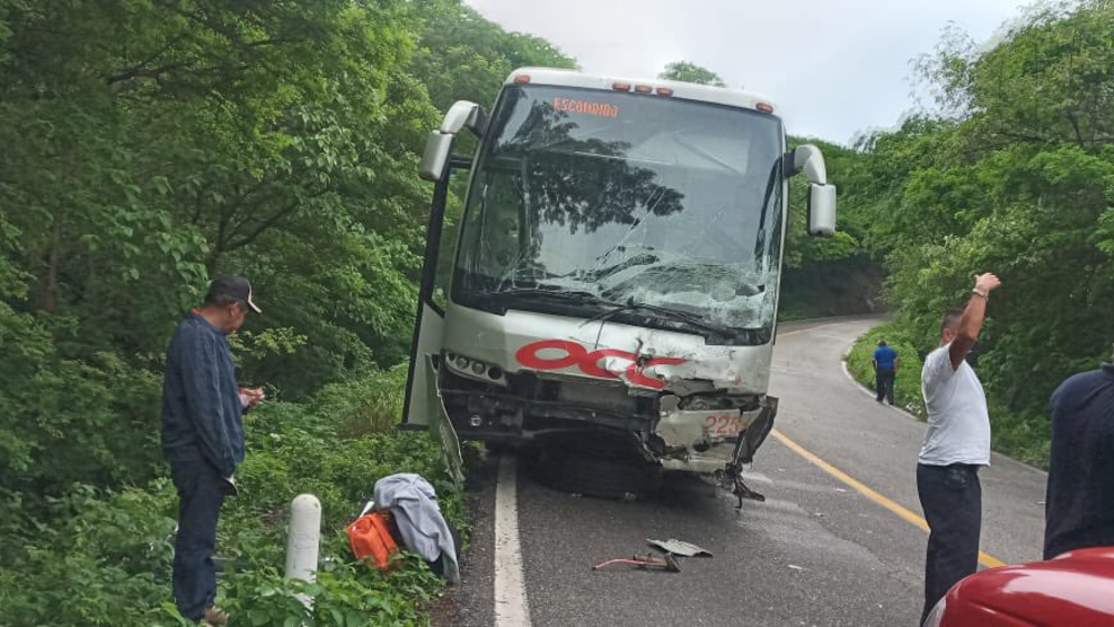 Oaxaca: Mueren 4 promotores de consulta popular en accidente carretero