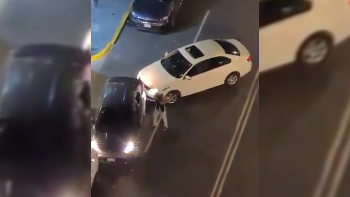#Video Sujeto golpea auto con bat en CDMX por obstruir su cochera