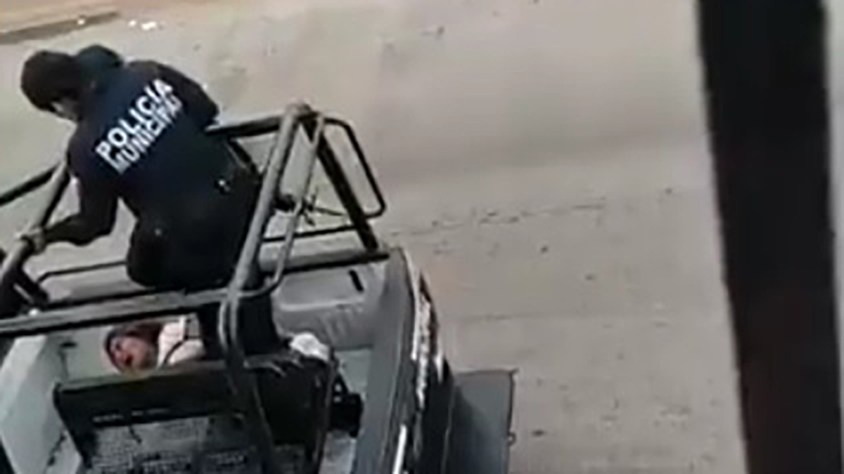 #Video Policías de Tabasco patean a mujer esposada