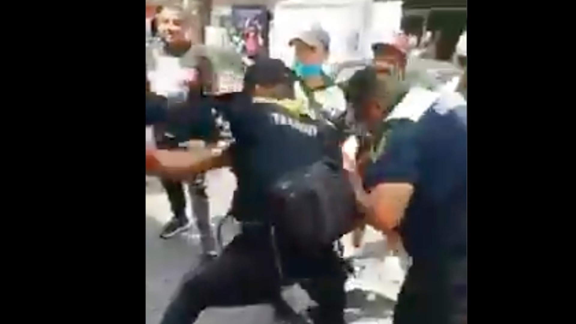 #Video Sujetos golpean a policías de Tránsito en el Centro Histórico