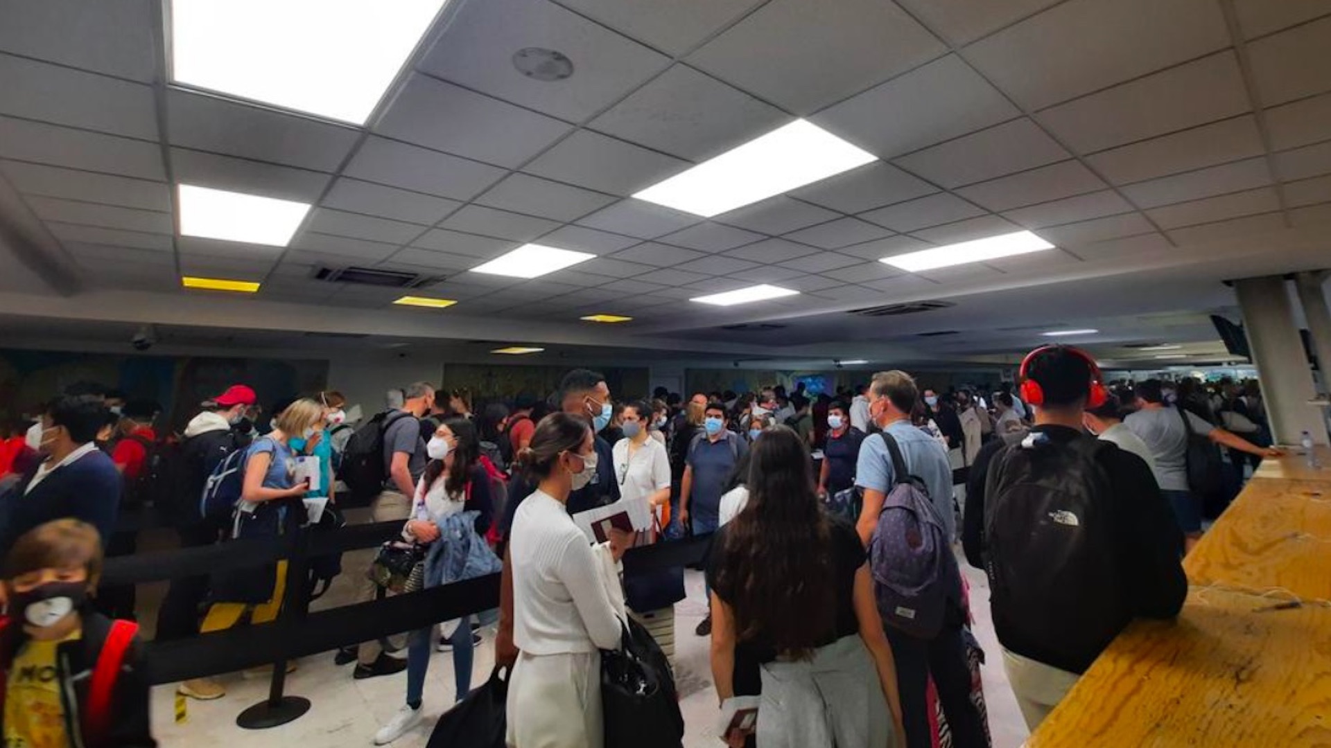 Piden a CNDH inspeccionar área de migrantes en AICM