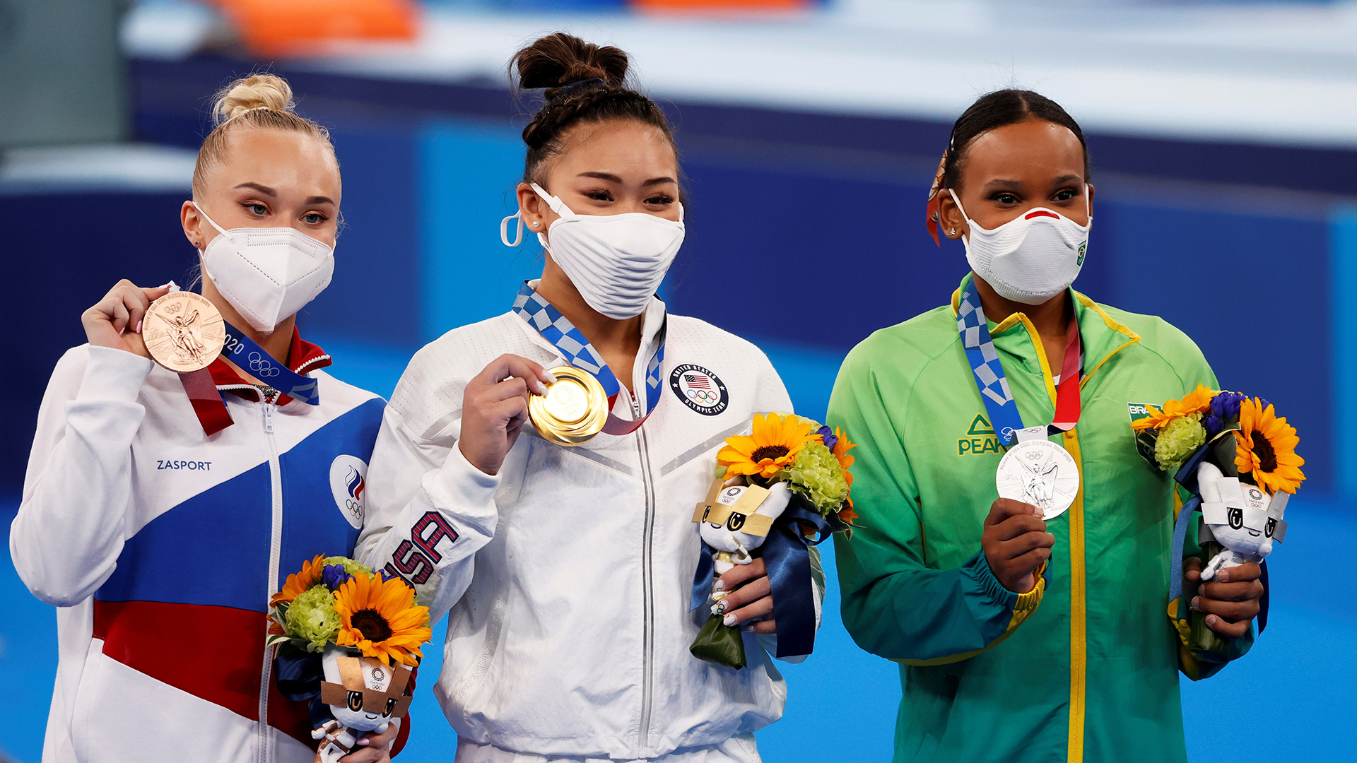 Rebeca Andrade da a Brasil su primera medalla olímpica en gimnasia - angelina-melnikova-sunisa-lee-y-rebeca-andrade