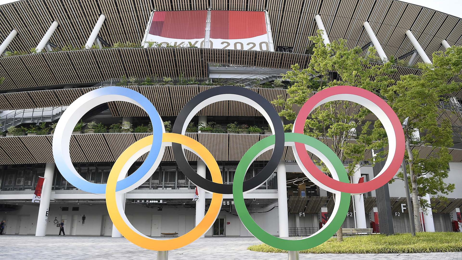 Tokio registra pico de nuevos casos a dos días de los Juegos Olímpicos - aros-olimpicos-afuera-de-estadio-en-tokio