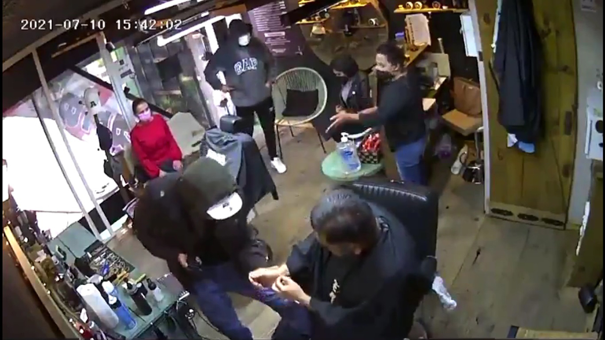 #Video Asaltan barbería en Toluca a punta de pistola y encierran a víctimas