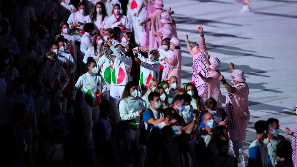 ¡Arde la llama en Tokio! Así fue la espectacular inauguración de los Juegos Olímpicos - atletas-desfile-inauguracion-tokio-2020-3