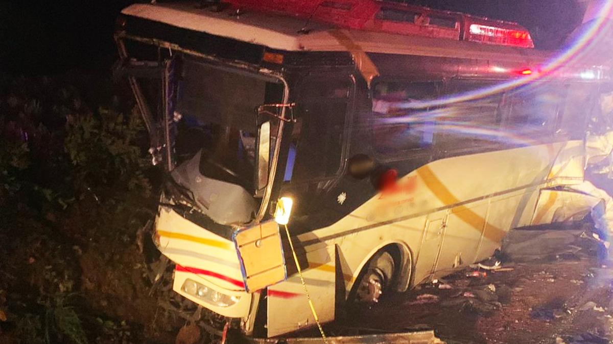 #Video Choque de tráiler contra autobús en la autopista Guadalajara-Tepic deja al menos seis muertos