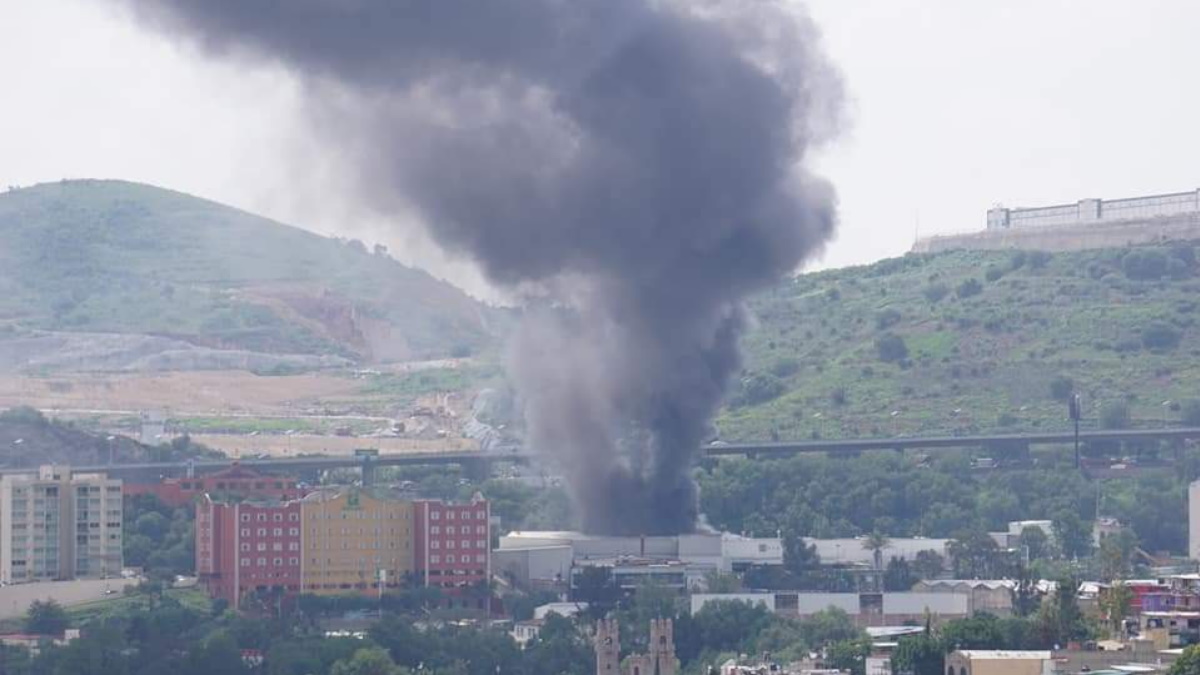 Incendio consume fábrica de muebles en Tlalnepantla