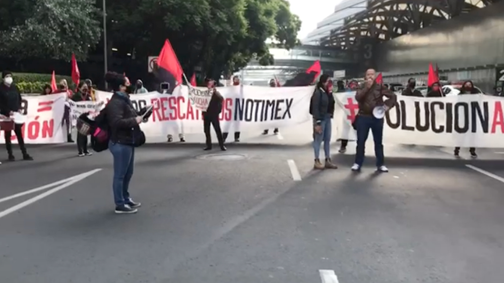 Trabajadores de Notimex bloquearon accesos a Terminal 1 del AICM