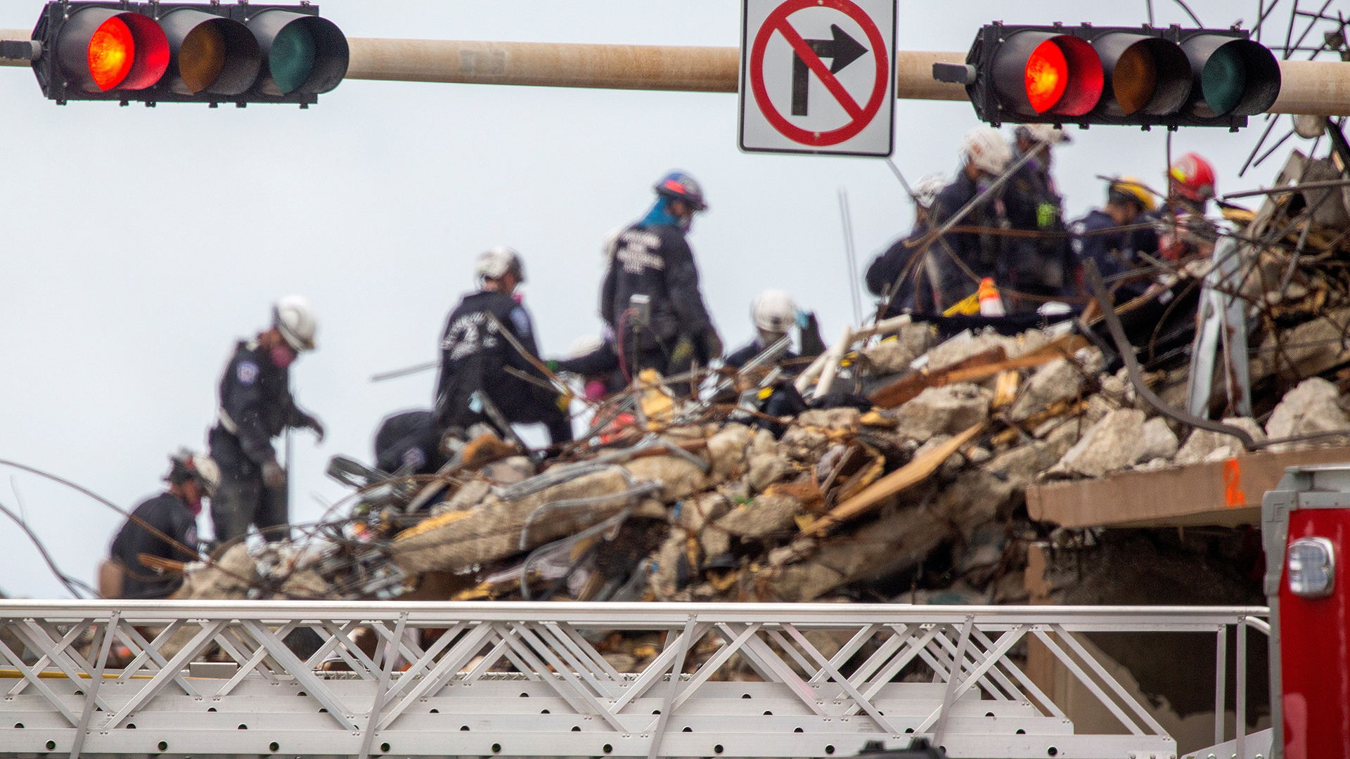 Identifican entre las víctimas del edificio de Miami a la mamá de una niña de 7 años - bomberos-en-zona-de-derrumbe-en-edificio-de-miami