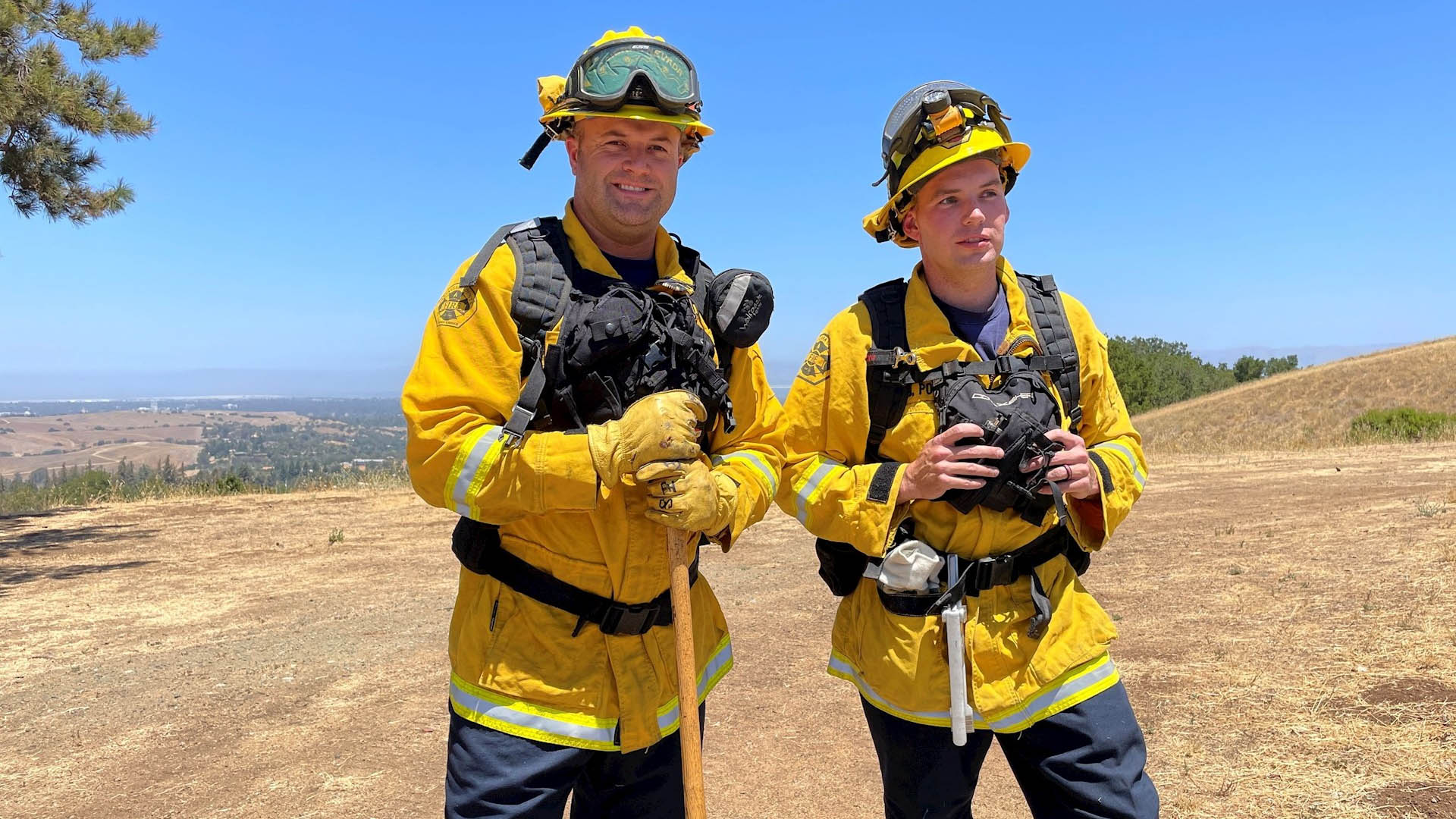 Bomberos contienen más del 50 % del mayor incendio activo en EE.UU.