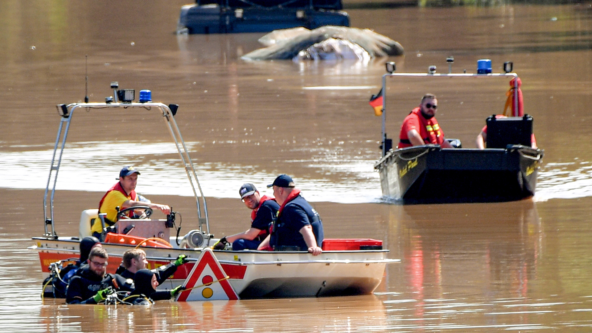 Merkel promete "ayuda urgente" a damnificados en Alemania por inundaciones - buzos-de-alemania-en-labores-de-drenaje-y-limpieza-por-inundaciones