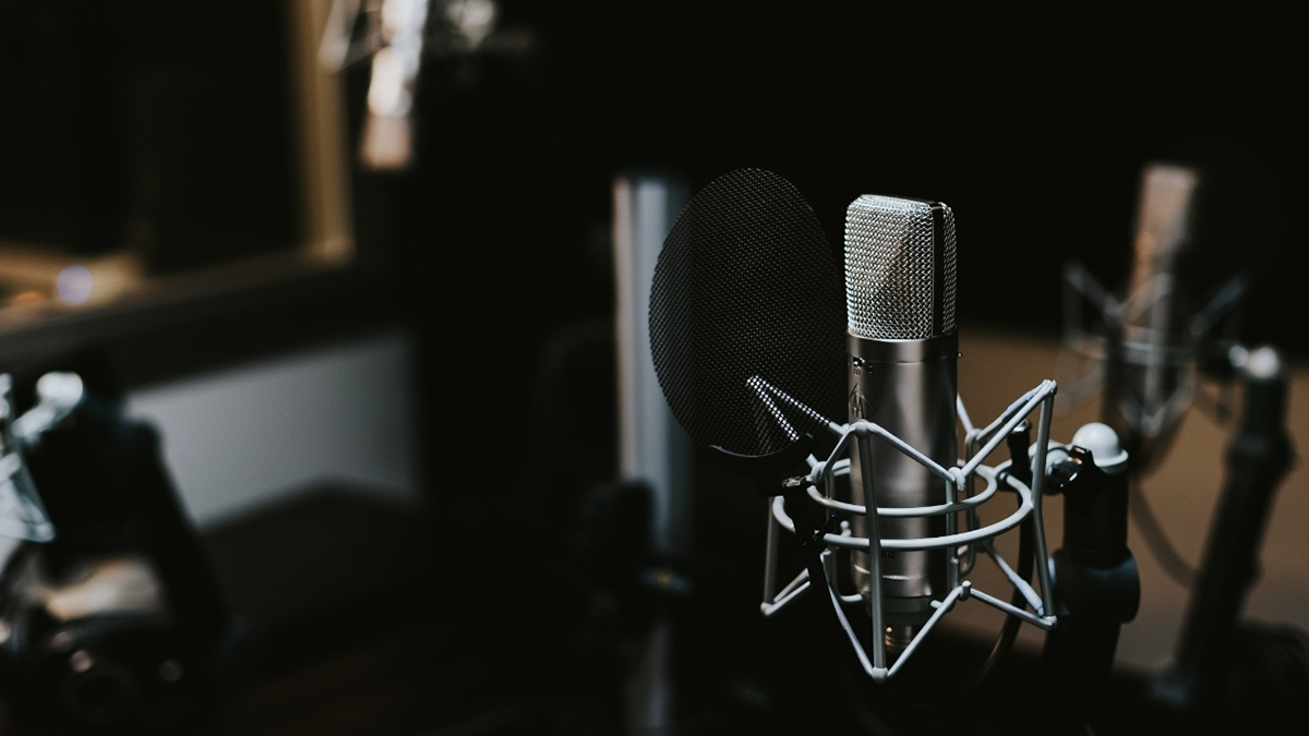 Mandamientos de las personas que trabajan en noticieros de radio y tv - cabina-de-radio