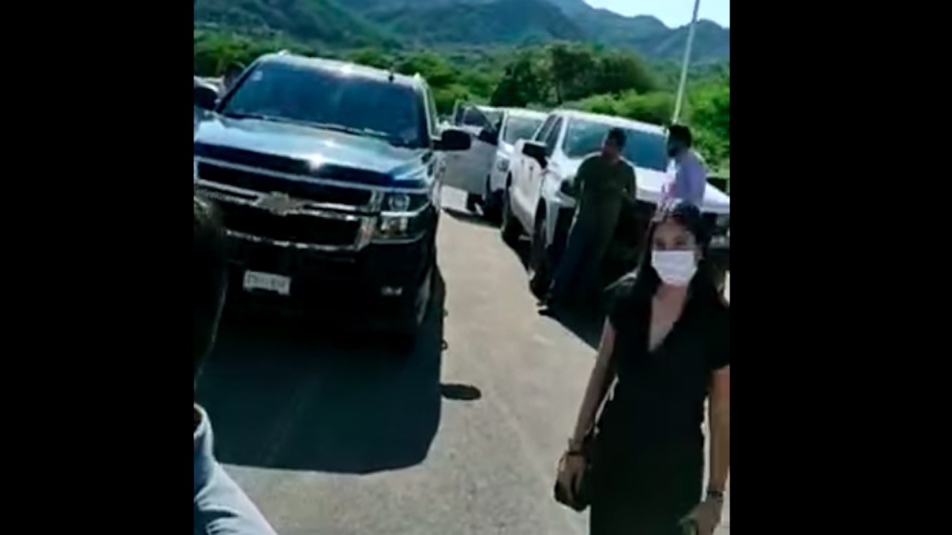 Manifestantes impiden el paso de camioneta de AMLO en recorrido por Durango Manifestantes impiden el paso de camioneta de AMLO en recorrido por Durango