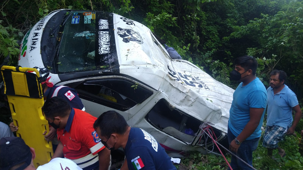 Camioneta cae a barranco en Guerrero; hay un muerto