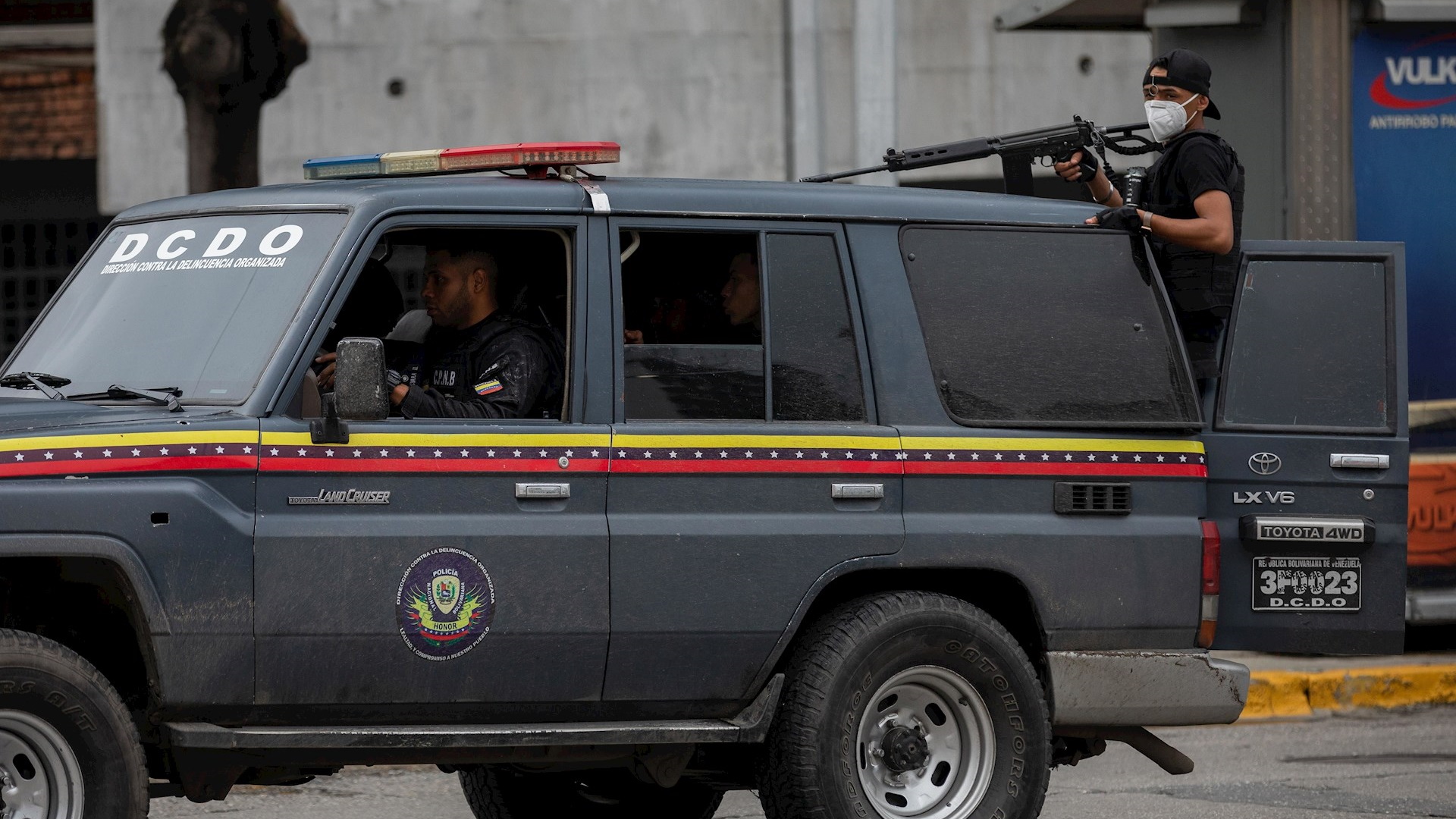 Continúan enfrentamientos entre autoridades y criminales en Caracas