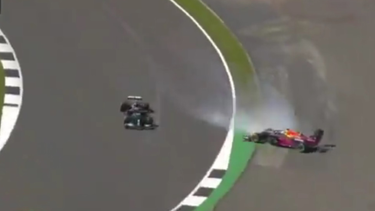 #Video Hamilton saca a Verstappen del GP de Gran Bretaña tras chocarlo #Video Hamilton saca a Verstappen del GP de Gran Bretaña tras chocarlo