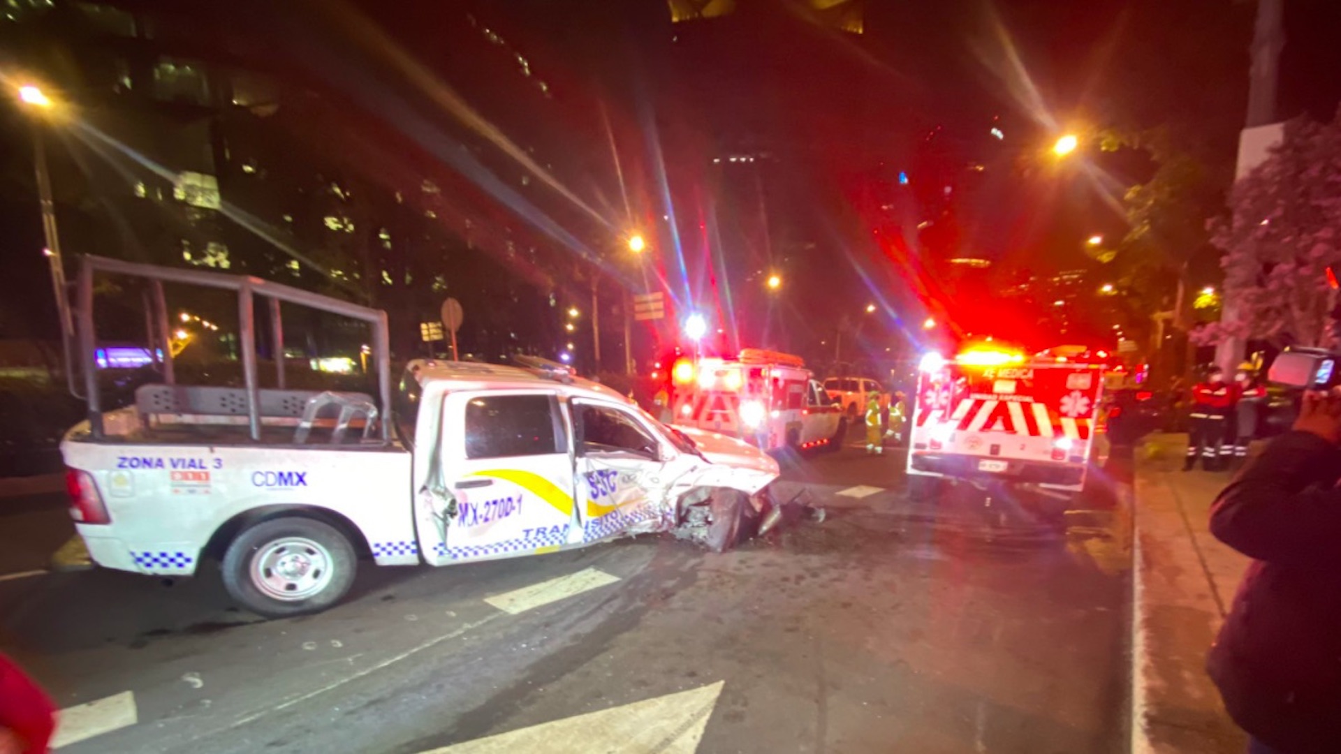 Choque entre vehículo particular y patrulla en Reforma deja tres heridos