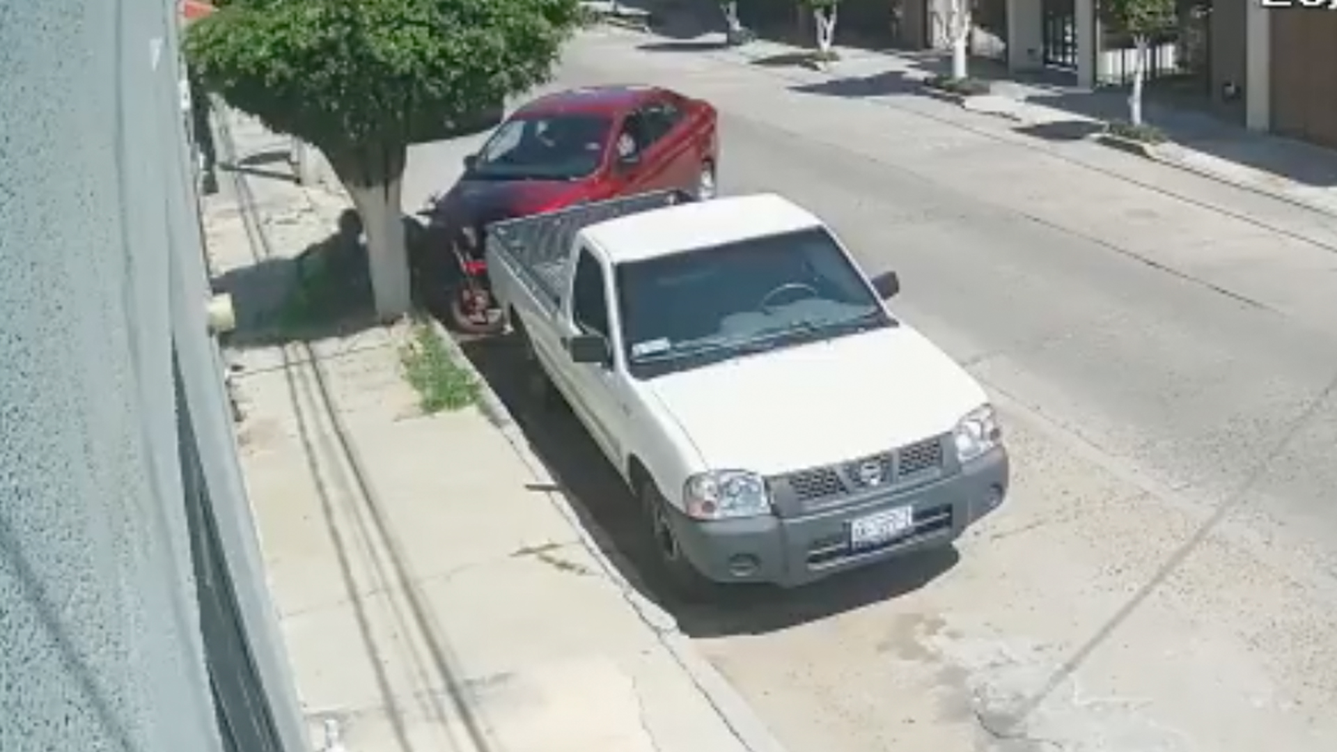 #Video Automóvil embiste a repartidor de Uber Eats tras altercado en León