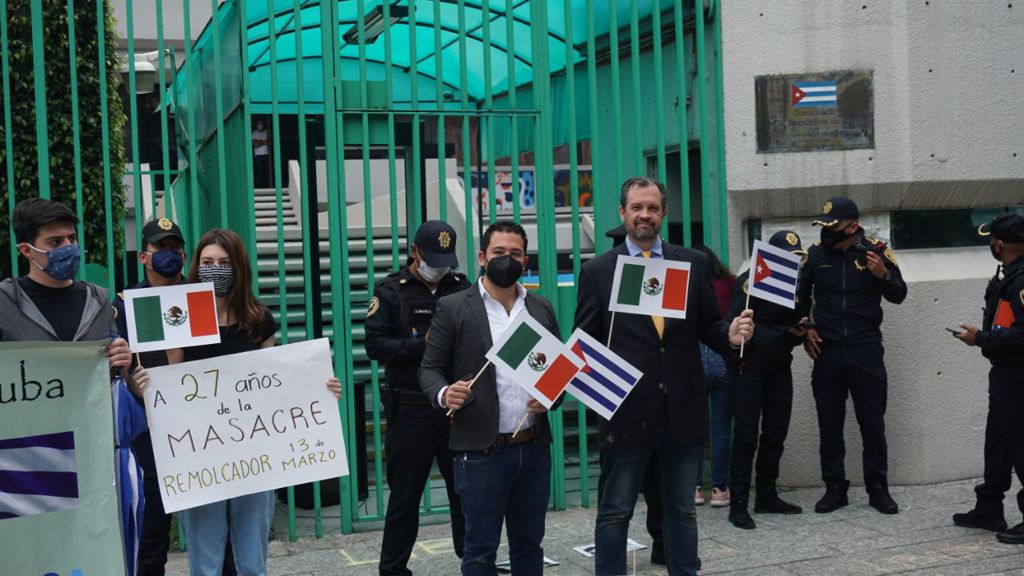 Agreden a titular de la Comisión Mexicana de Derechos Humanos durante protesta en embajada cubana - comision-mexicana-de-derechos-humanos-protesta-embajada-cuba-2