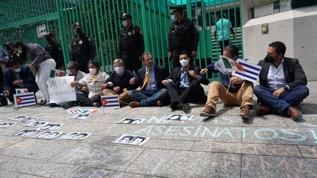 Agreden a titular de la Comisión Mexicana de Derechos Humanos durante protesta en embajada cubana - comision-mexicana-de-derechos-humanos-protesta-embajada-cuba-4