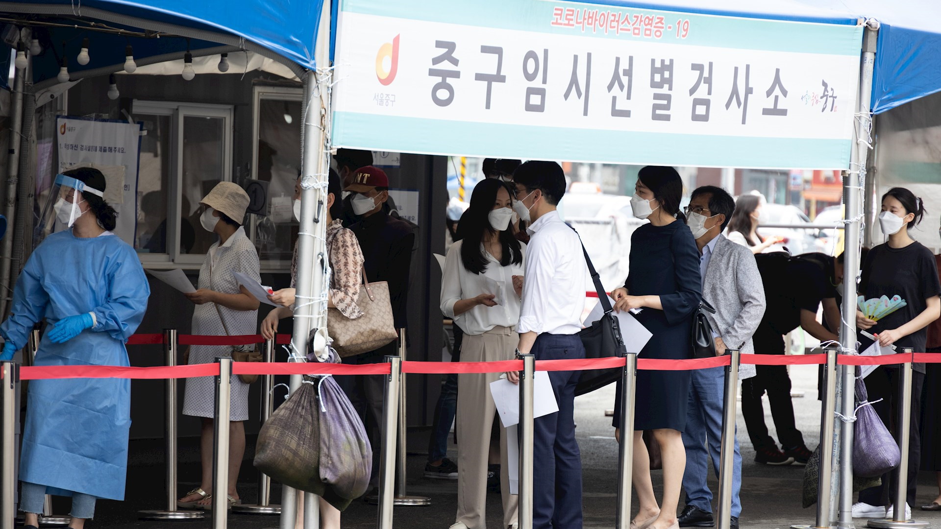 Corea del Sur registra nuevo récord de casos de COVID-19; activa estado de emergencia