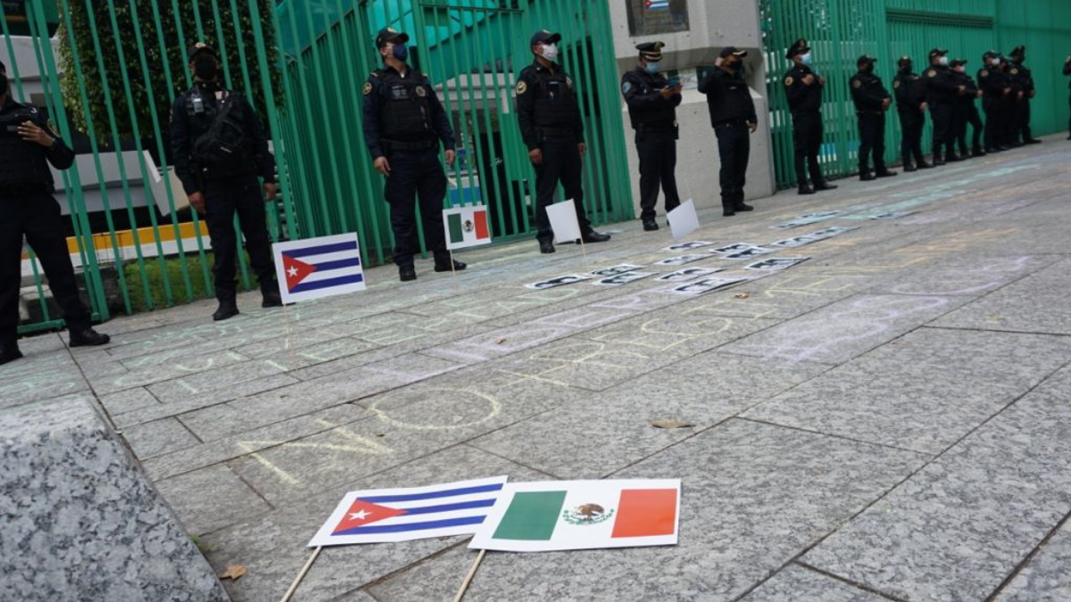 Agreden a titular de la Comisión Mexicana de Derechos Humanos durante protesta en embajada cubana