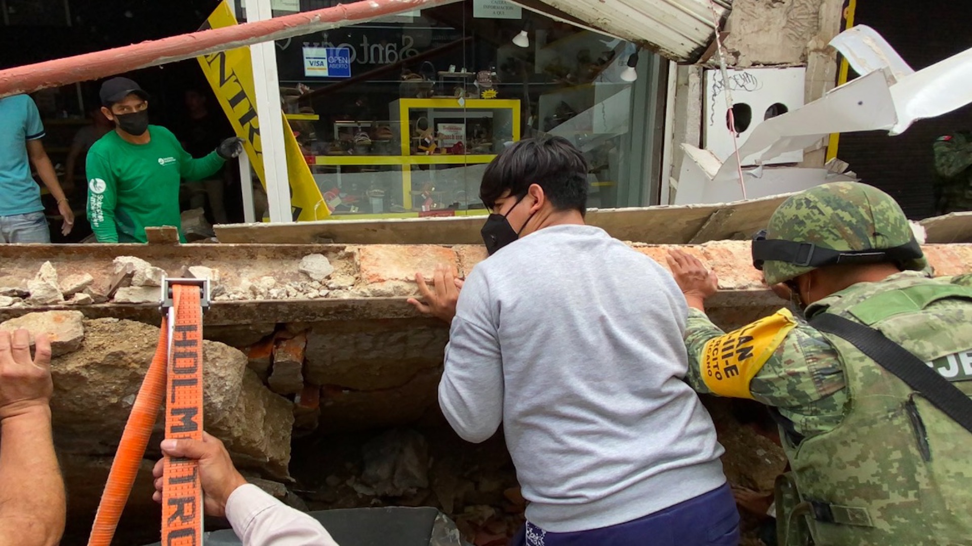#Video Desplome de marquesina en local de Guadalajara deja una mujer lesionada