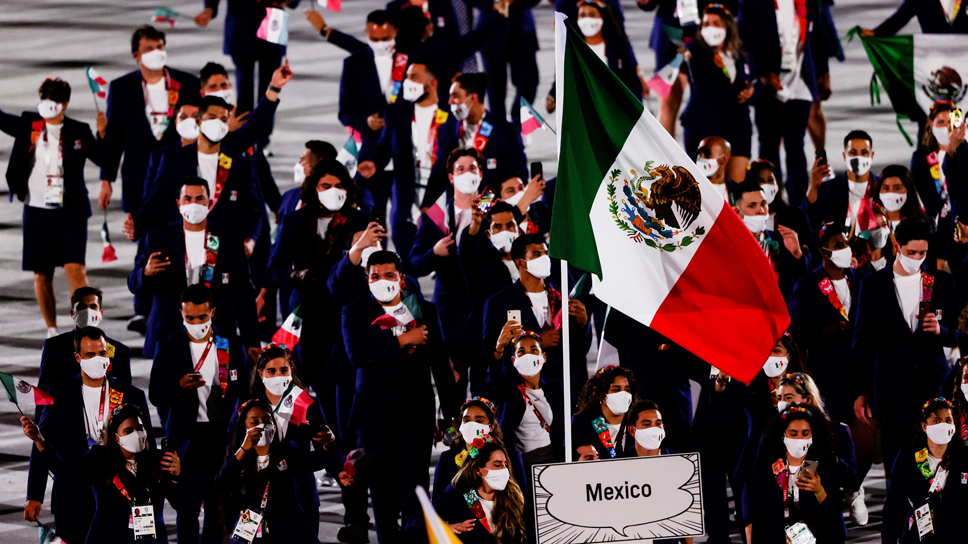 Atletas mexicanos desfilan en ceremonia inaugural de Juegos Olímpicos