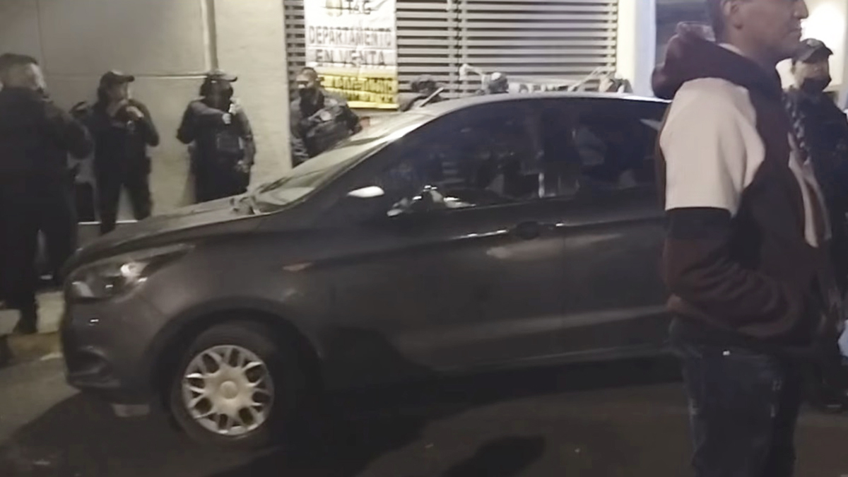 #Video Sujeto golpea auto con bat en CDMX por obstruir su cochera - destrozos-en-auto-tras-agresion-de-sujeto