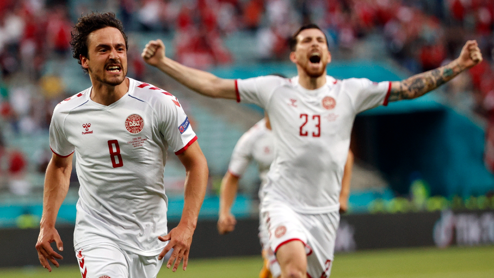 Dinamarca aplaca la reacción checa y se mete en semifinales