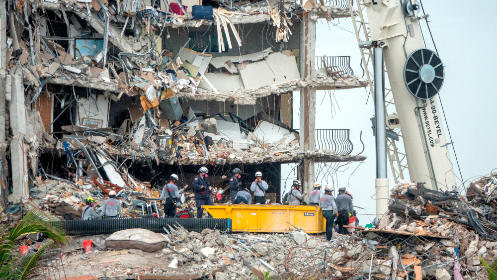 Se eleva a 27 número de víctimas por colapso en edificio de Miami
