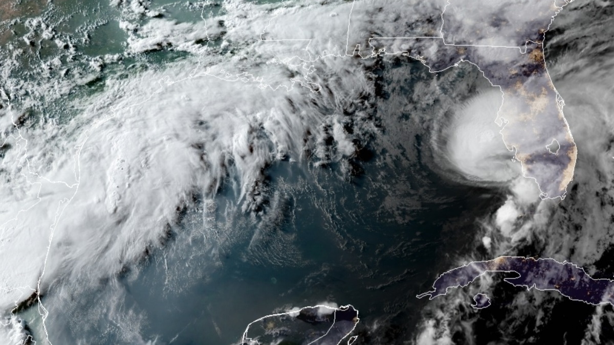 Elsa se intensifica nuevamente a huracán mientras se aproxima a la costa oeste de Florida